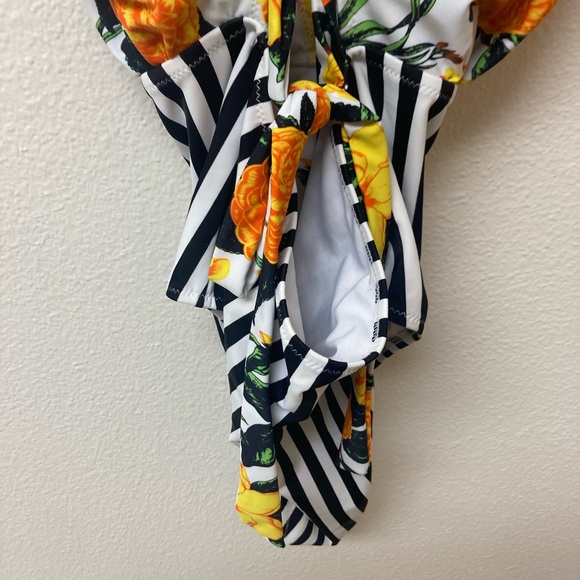 CUPSCHE Floral and Striped one Piece Swimsuit Size Large - Picture 5 of 6